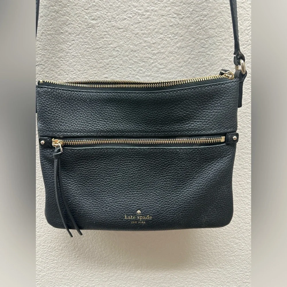 Kate Spade Black Crossbody Bag with Adjustable Strap and Sleek Design